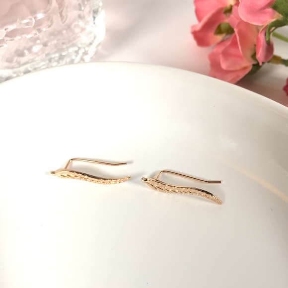 Leaf Minimalist Cuff Earring - Picture 6 of 8